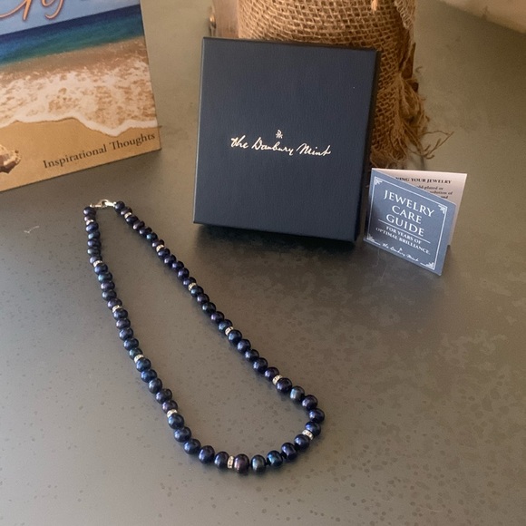 The Danbury Mint, NEW NEVER WORN, exquisite Cultured BLACK PEARL necklace. - Picture 3 of 10